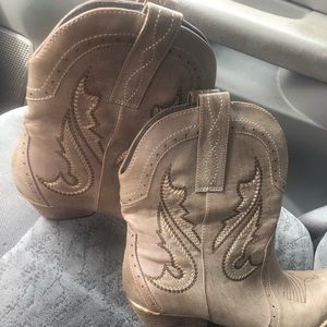 Very volatile cow boy boots